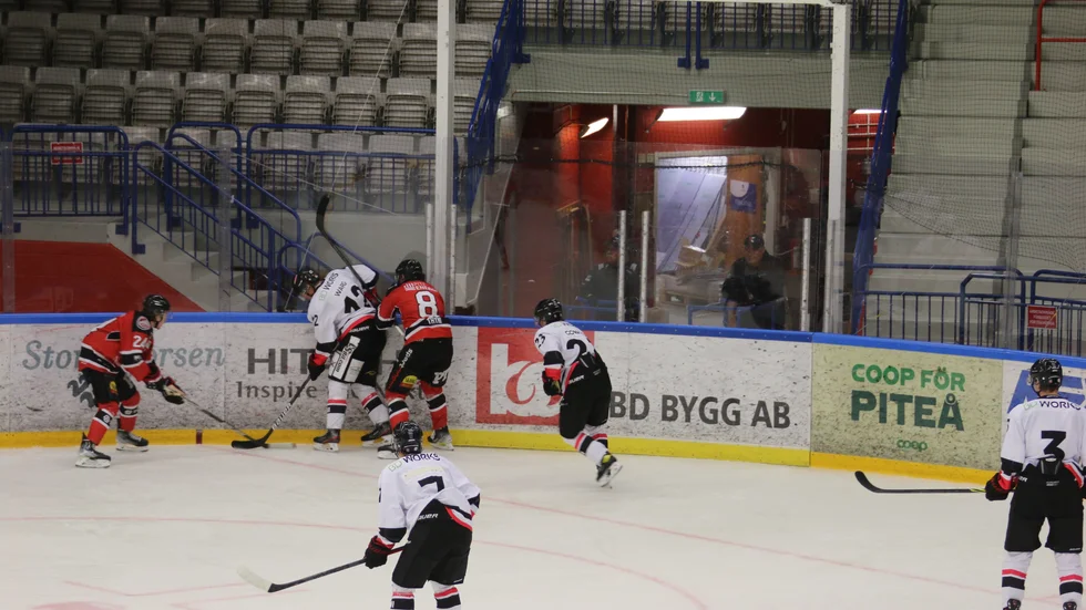 Albin Thyni Johansson (nr 8) var stark runt sargerna. Han spelade också fram Magnus Isaksson till 4-1-målet. Viktor Edström - i vänster bildkant - visade också fina takter i PHC-tröjan.