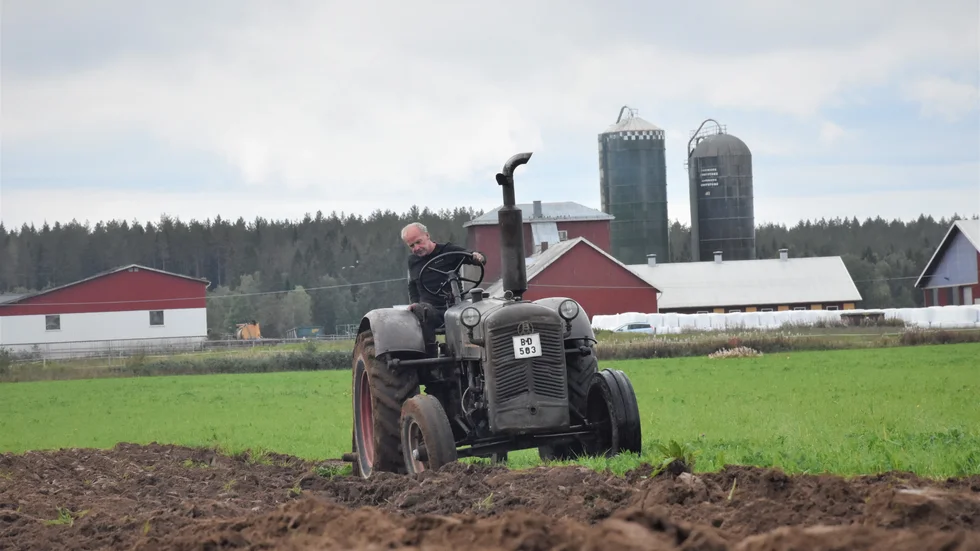 Ingvar Perssons traktor är från 1949.
