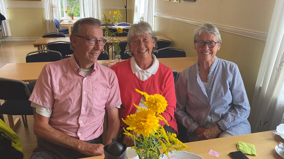Tre syskon som värmde upp med kaffe och våfflor innan de skulle ge sig ut och lunka i skogen. Karl-Bertil Gustafsson, och tvillingarna Anne-Marie Lindblad och Marianne Bertilsson som vuxit upp trakten men nu bor på olika håll i södra Sverige ser ändå Brantestad som hemma fortfarande och missar helst inte Oxlunken.