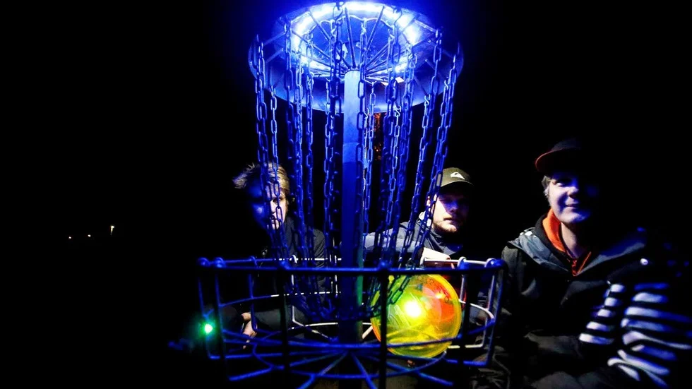 Nattsvart. Var det när det spelade discgolf på Bondebacka. En spännande utmaning menade olle Karlgren, Erik Karlgren och David Holm.
