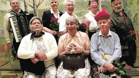 Teatergänget: Artur Karlsson, från vänster, Jan Bjerklin, Göte Johansson, musik Leif Johansson, Maja-Stina Johansson, Britt-Louise Apéll, Rose-Marie Jonsson och Rolf Gustafsson.