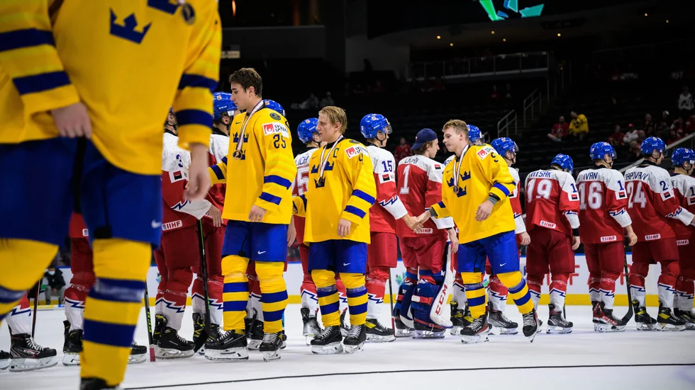 Anton Olsson (till höger) fick tillsammans med juniorkronorna ta emot en bronsmedalj när Sverige vann mot Tjeckien.