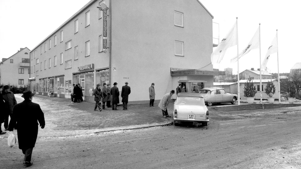På Nya Tanneforsvägen 46 öppnade Linköpings sparbank 1963 landets tredje och Östergötlands första drive-in-bank. Kunderna kunde sitta kvar i bilen när de uträttade sina bankärenden.