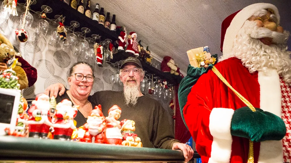 Ewa-Lotta och Jimmy Widén Carlsson väljer bort att sätta upp julbelysning utomhus i år: "Det kostar för mycket." Men inomhus är det lika mycket jul som vanligt, 63 kartonger med tomtar och andra juldekorationer har plockats upp.