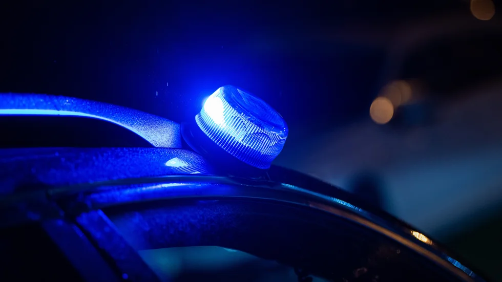 När mannen inte ville släppa sin kniv avlossade polisen sitt tjänstevapen mot honom. Arkivbild.