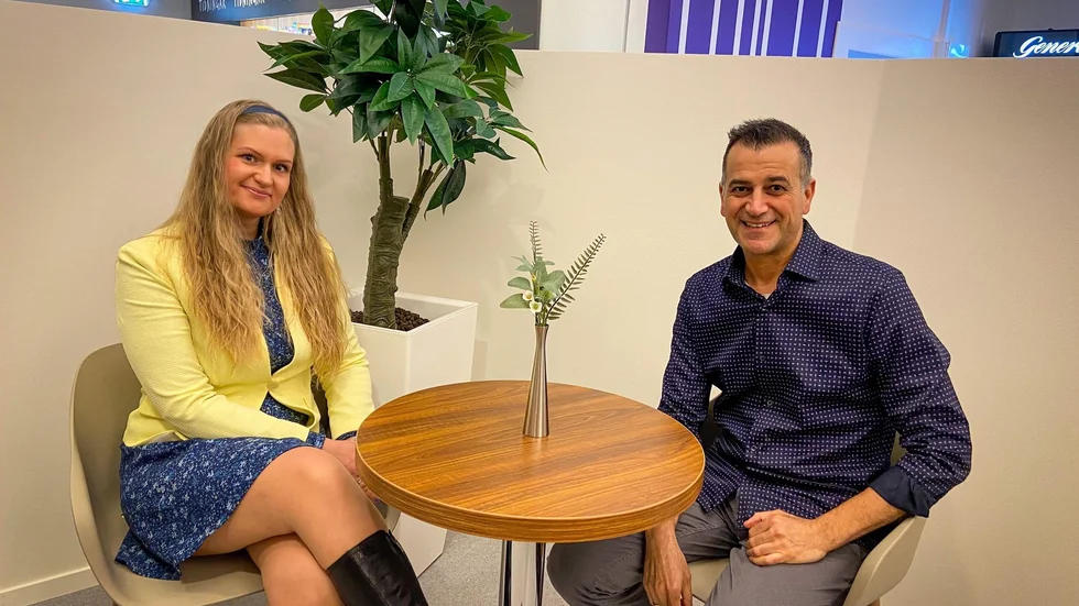 Monika och Johan Frosthav i ett hörn av kafédelen i nya Tobakscentrum. Mer än så vill de inte visa upp, de vill bibehålla Flensbornas nyfikenhet till öppnandet.