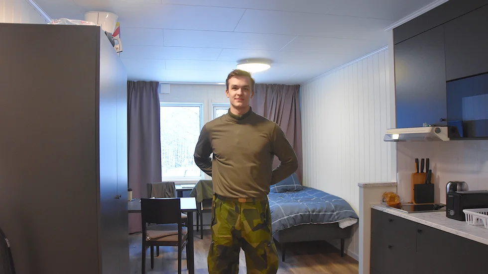 Gustaf Lange, Stockholm, gjorde värnplikten i Kiruna och går nu första året på Artilleriets stridsskola i Boden. Han är en av de första att flytta in i aspiranternas stugby.