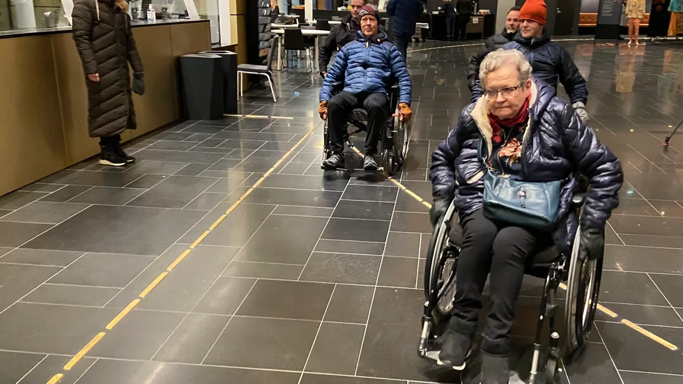 Anneli Ivari guidade både avgående kommunalråd Gunnar Selberg och tillträdande Mats Taaveniku på en rullstolstest genom nya centrum.
