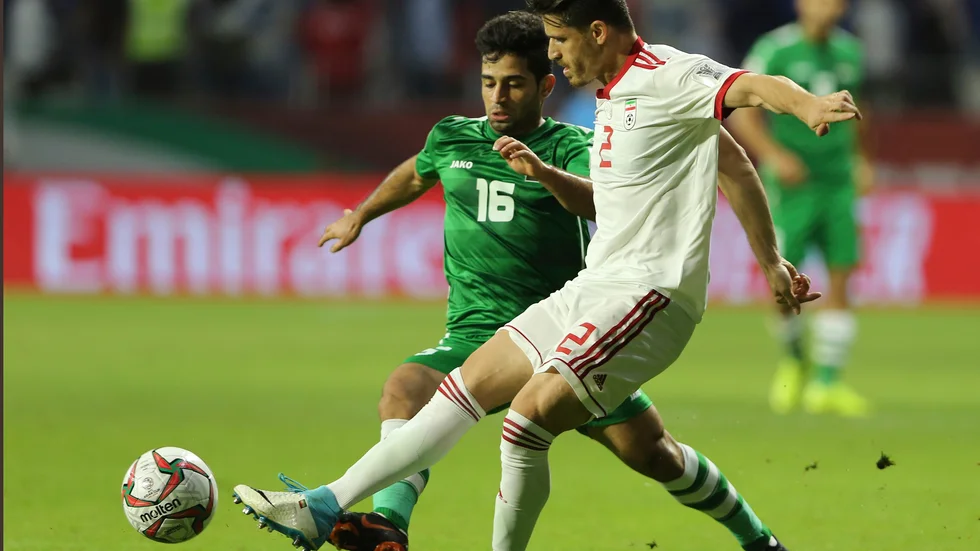 Voria Ghafouri, i vitt, är en av de två iranska fotbollsspelare som uppgers ha släppts mot borgen. Arkivbild.