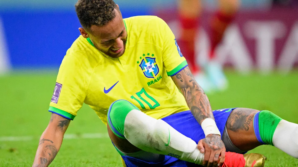 Brasiliens Neymar skadade foten i matchen mot Serbien.