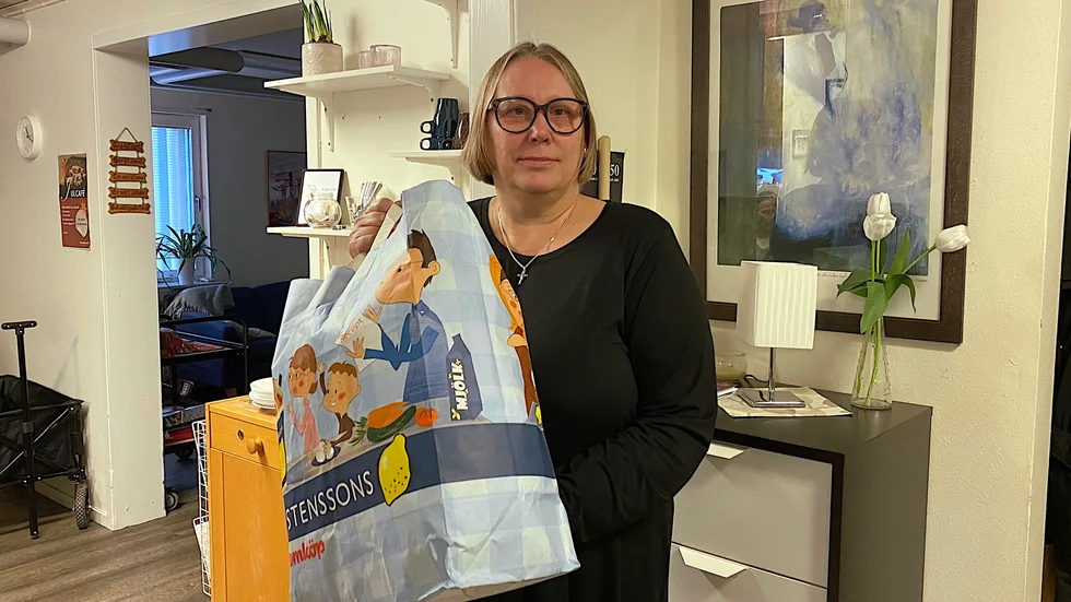 Cirka 110 matkassar i veckan, det är vad Hela Människan har efterfrågan på, men enligt verksamhetschef Heléne Karlsson måste man gå ner till varannan vecka på grund av brist på mat.