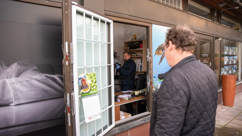 Henrik Persson, ägare till Lagers ur och foto, på morgonen efter inbrottet när kriminaltekniker arbetade med att säkra spår. 