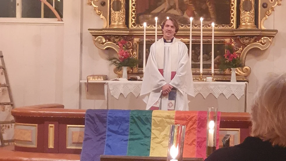 Prästen Nils Nordenstrom ledde på söndagskvällen den första regnbågsmässan i Piteå kyrka.
