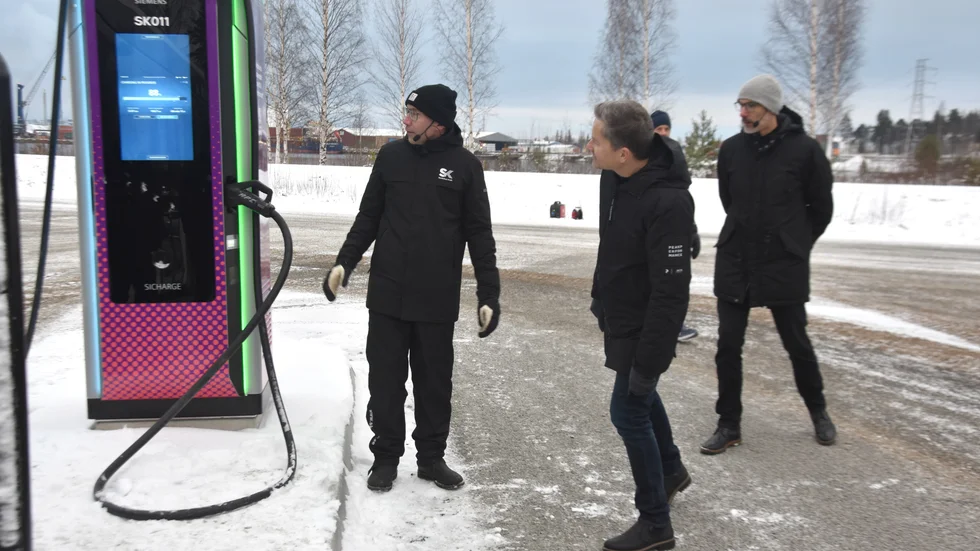 Fredrik Jonsson, Skellefteå Kraft, (t v)  tittar på en av de tre nya publika snabbladdarna för tung trafik i Skelleftehamn. Hans Andersson, chef förvaltningsbyggnad, Skellefteå kommun, och Kristoffer Nyberg, Scania Sverige, följer intresserat det som händer.