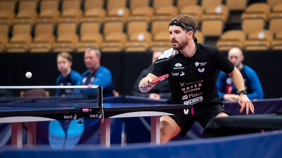 Emil Bergström hade väntat i tio år. Mot serieledarna Söderhamn fick han äntligen vinna sin första match i pingisligan. Lagsegern tog dock Söderhamn hem med 4-2.