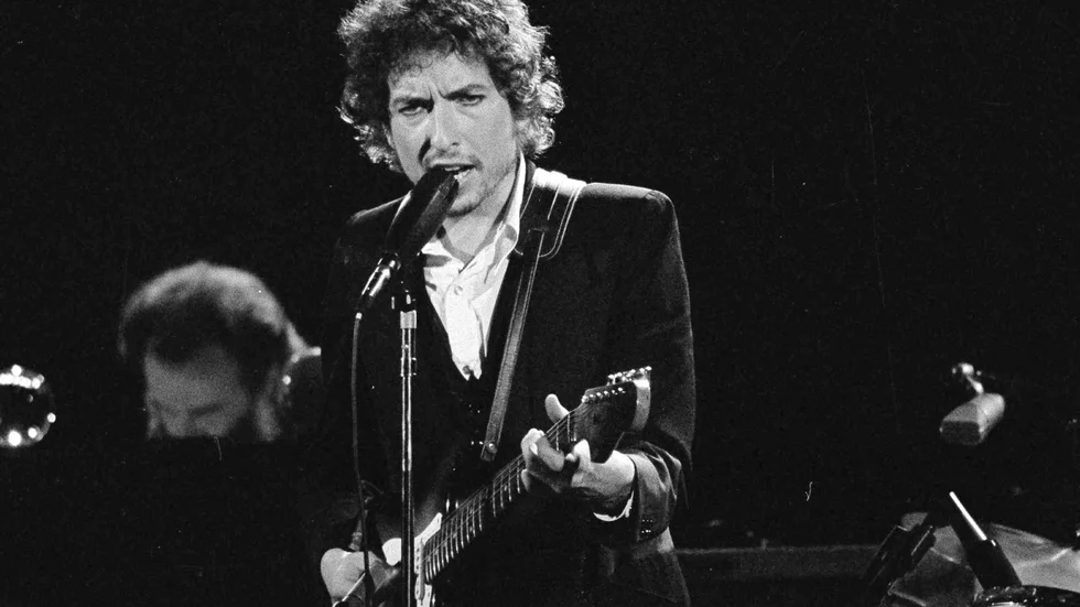 Bob Dylan (född 1941) är en amerikansk musiker och låtskrivare. Som författare har han tidigare publicerat diktsamlingen "Tarantula" och självbiografin "Memoarer, del 1". Här ser vi Dylan på en bild från 1974.