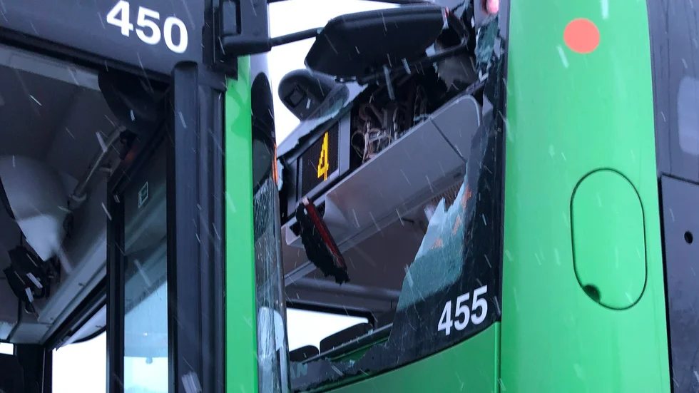 Två bussar kolliderade med varandra under måndagsmorgonen.