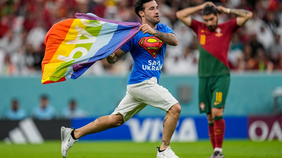 En man med en regnbågsflagga stormade planen under matchen mellan Portugal och Ukraina.
