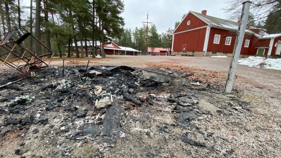 En kur som stod placerad vid entrén till Barvagården brann ner till grunden på söndagsmorgonen.