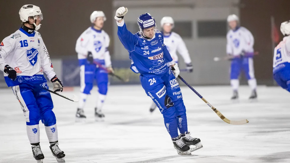 Fredrik Lönn lyfter näven i luften efter att ha prickat in 1-0 mot Vänersborg. Inget märkvärdigare firande än så. Sen stenhård arbete i varje situation till matchen är slut. 