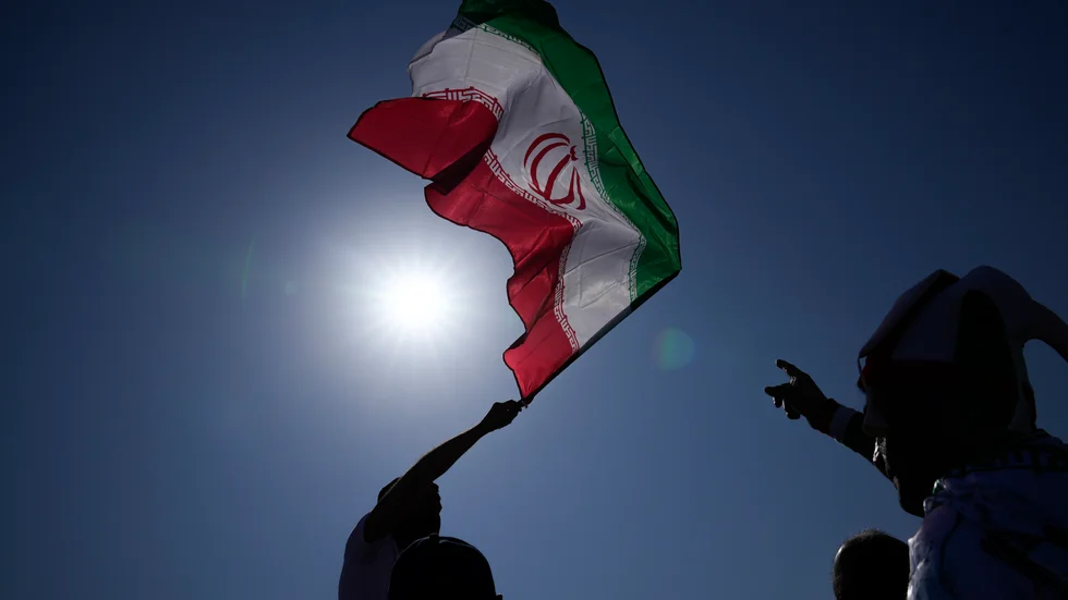 En supporter med Irans officiella flagga i samband med VM-matchen mot Wales i fredags.