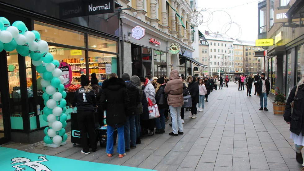 Rusning till Normal. Hundratals människor i en över hundra meter lång kö väntade på att få ta del av öppningserbjudandena i den nya lågprisbutiken på Tanneforsgatan i centrala Linköping.