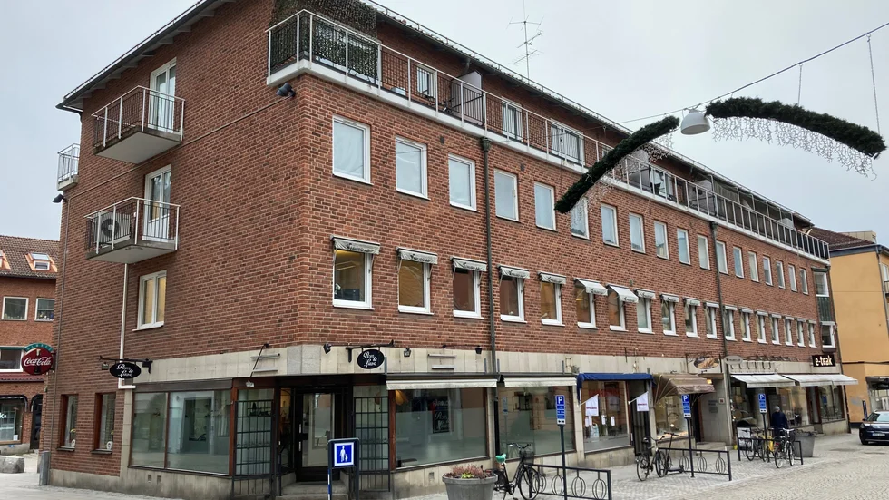 Fasaden på Apotekaregatan 7 mäter hela 40 meter. Den ursprungliga tanken var att husets två övre våningar skulle inrymma bostäder för ensamstående kvinnor, ett ungkarlsflickhotell enligt tidningen Östgöten.