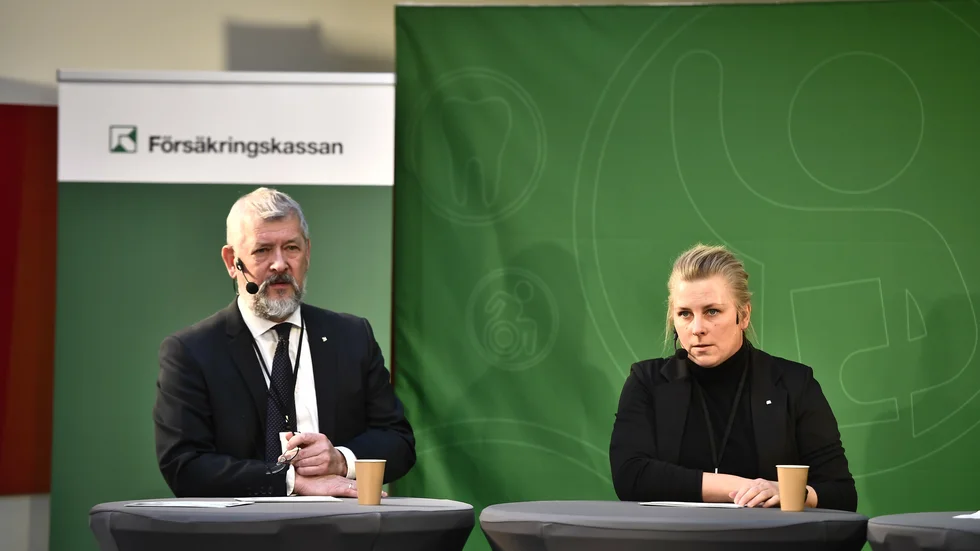
Försäkringskassans generaldirektör Nils Öberg och Försäkringskassans Maria Sjögren under presskonferens om utbetalningen av elstöd.
