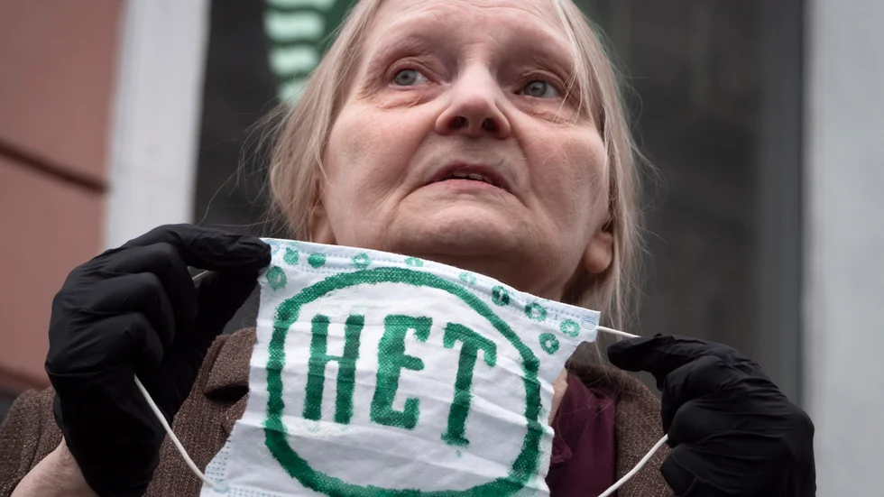 2020 demonstrerade den ryska konstnären och aktivisten Elena Osipova mot förändringar i den ryska konstitutionen för att förlänga Putins styre. Arkivbild.