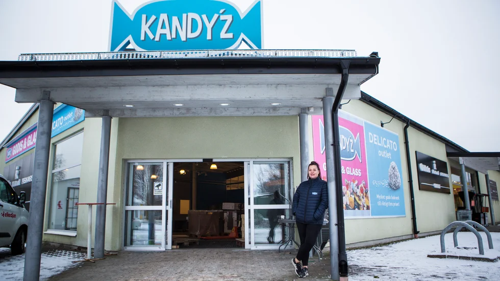 Skyltarna är uppe och nu ska godishyllorna fyllas med omkring 750 sorter.  Pernilla Franzén öppnar godisbutiken Kandyz på outletområdet nästa vecka.