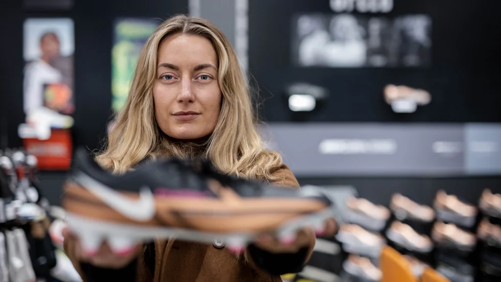 Hanna Sjöström, från Gusk, har haft svårt att hitta fotbollsskor i sin storlek men berättar att det blivit lite bättre på senare år.