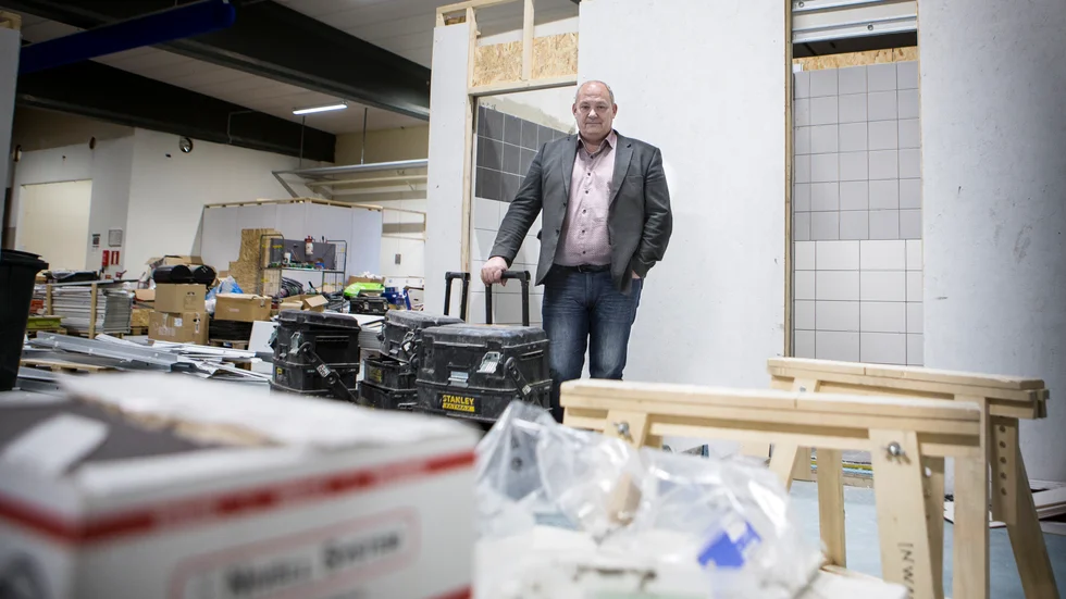 Badrumsdörren i det befintliga badrummet avgör dimensionerna på det som prefabriceras i Katrineholm. "Vi projekterar supernoga och packar containrar med kompletta badrum," säger Stefan Hammarbäck.