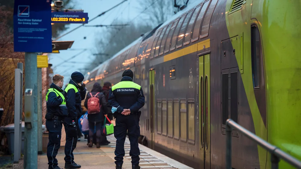 En knivbeväpnad man dödade två personer och skadade flera ombord på ett tåg mellan Kiel och Hamburg den 25 januari.