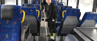 Elis tog klivet in i bussen – och stortrivs • Nytt samarbete för Daglig verksamhet: ”Gör ett fantastiskt jobb”