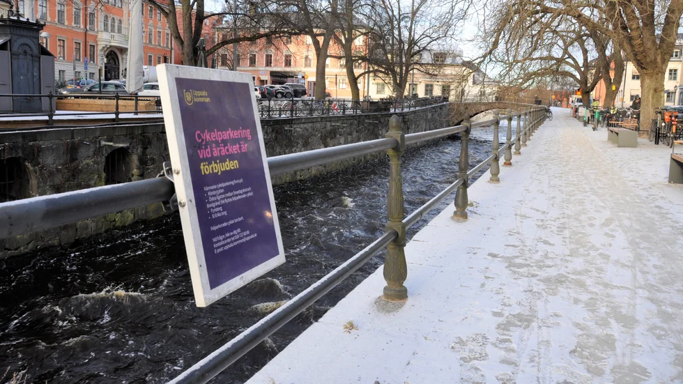 Här, utanför Alewalds och Magnussons på Östra Ågatan, har cykelställen vid åräcket redan tagits bort. Kommunfullmäktige har beslutat att cykelställen utanför Gamla torget och på västra sidan, vid Norrlands nation, också ska bort. Men när det sker är oklart.