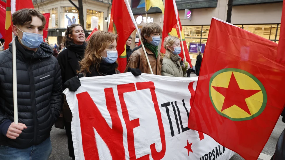PKK-flaggor vid en tidigare demonstration mot Nato i Stockholm. Arkivbild.