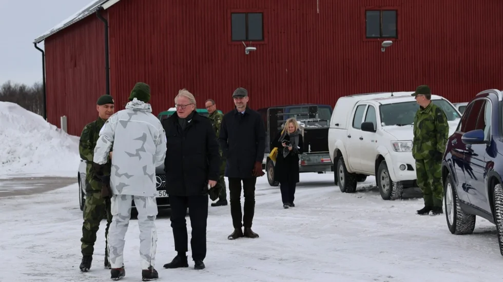 På bilden syns tidigare försvarsministern Peter Hultqvist (S) under ett besök på det militära övningsfältet i Kalixfors, cirka en mil söder om Kiruna, i mitten av mars. 