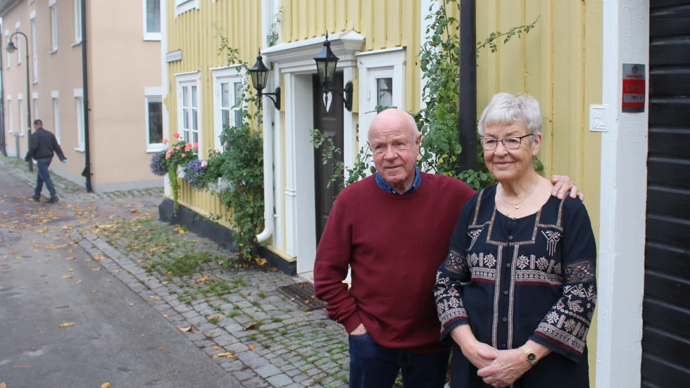 För några veckor sedan träffade vi Monica Biander och Tomas Olsson som renoverat huset på Gösta Bernhards gata.  Efter renoveringen riskerade de att behöva byta ut 11 fönster till fönster som bättre passade husets tidsålder. 