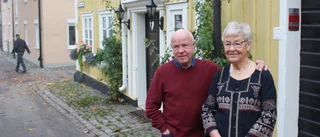 Historien om deras gula hus blir en bok: "Vi trivs jättebra. Det är himla mysigt" • Ett av Västerviks mest fotograferade hus