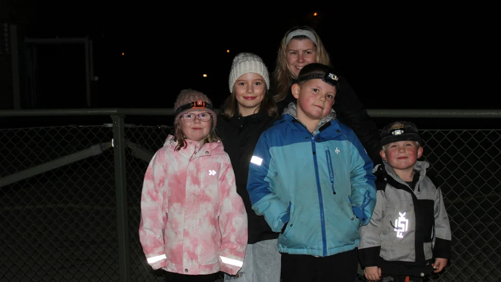 Caroline Grankvist med barnen Novali och Joline Grankvist samt Jacob och Albin Sikström gick ugglerundan i Hjorted.