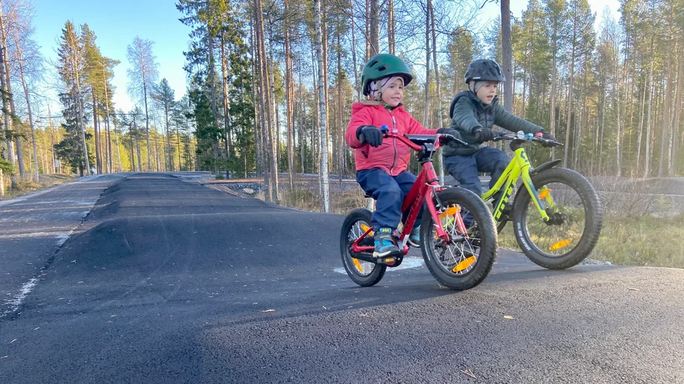 Vilmer och Thea Frisk Eriksson testar den teknikbana som asfalterats intill stadionområdet på Ormberget. Utöver teknikbanan finns det nu en 4,5 kilometer lång slinga som redan har börjat användas, inte minst av skidskyttar.