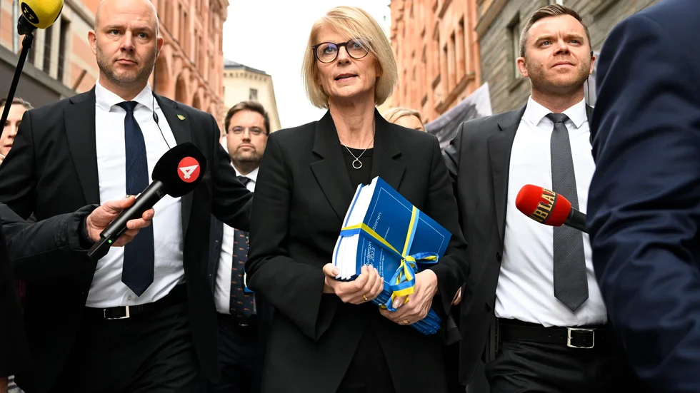 Finansminister Elisabeth Svantesson (M) går budgetpromenad med budgetpropositionen för 2023 till riksdagen.