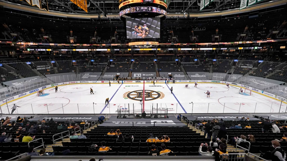 NHL-klubben Boston Bruins river kontraktet med 20-årige backen Mitchell Miller. Arkivbild.