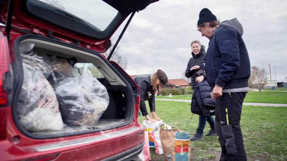 Marita Dahlby och Lars-Göran Söderström är två av många gotlänningar som skänkt kläder och husgeråd till de ukrainska flyktingarna i Klinte.
