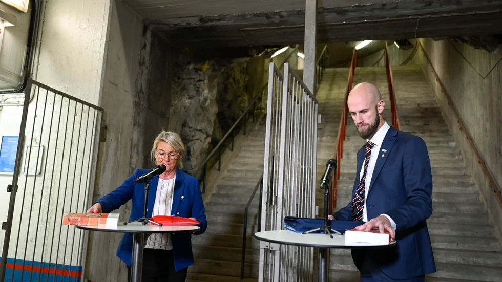Minister för civilt försvar Carl-Oskar Bohlin tar emot utredningen om civilbefolkningens skydd vid höjd beredskap av särskilda utredaren Britt Bohlin under en pressträff på måndagen.