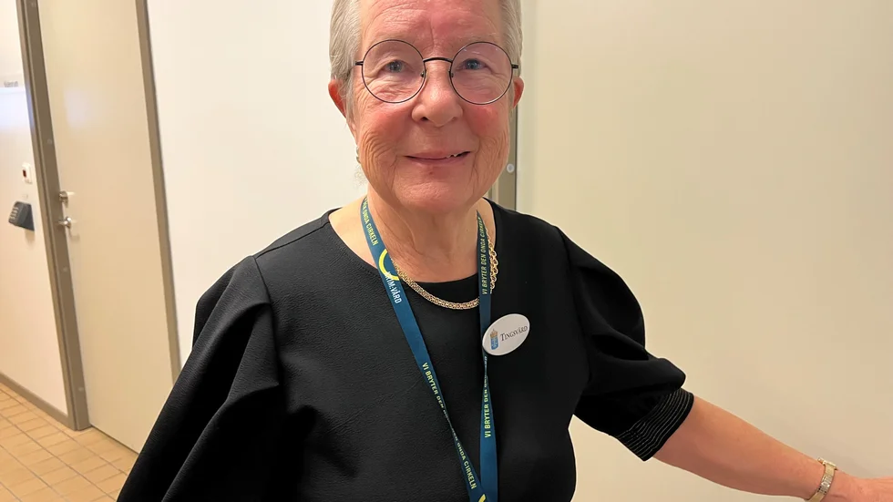 Doris Johansson arbetar som tingsvärd på tingsrätten i salen. Ibland, när det är stora mål, kan det vara stressiga dagar. "Men jag trivs så bra", säger hon.