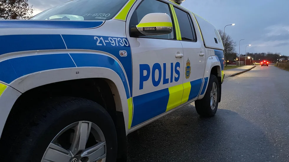 Flera polisbilar var på plats.
