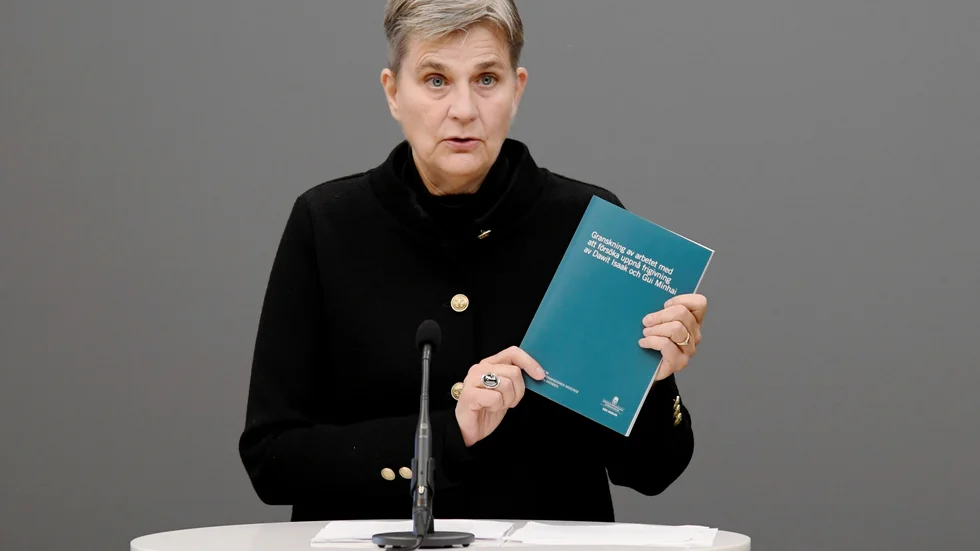 Kommissionens ordförande Helena Jäderblom lämnar över betänkandet: Granskning av arbetet med att försöka uppnå frigivning av Dawit Isaak och Gui Minhai till regeringen.