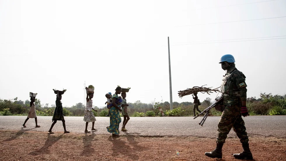 Soldater ur den fredsbevarande FN-styrkan Minusca patrullerar utanför huvudstaden Bangui i Centralafrikanska Republiken. Arkivbild.