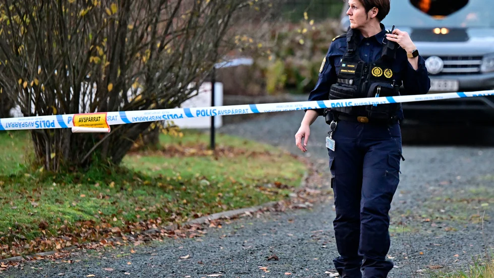 Polis på plats vid bostaden i Nässjö i måndags, efter det misstänkta mordet.